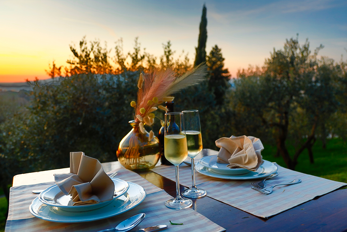 Noleggia la tua Fiat 500 per pranzare o cenare tra gli olivi della campagna Toscana